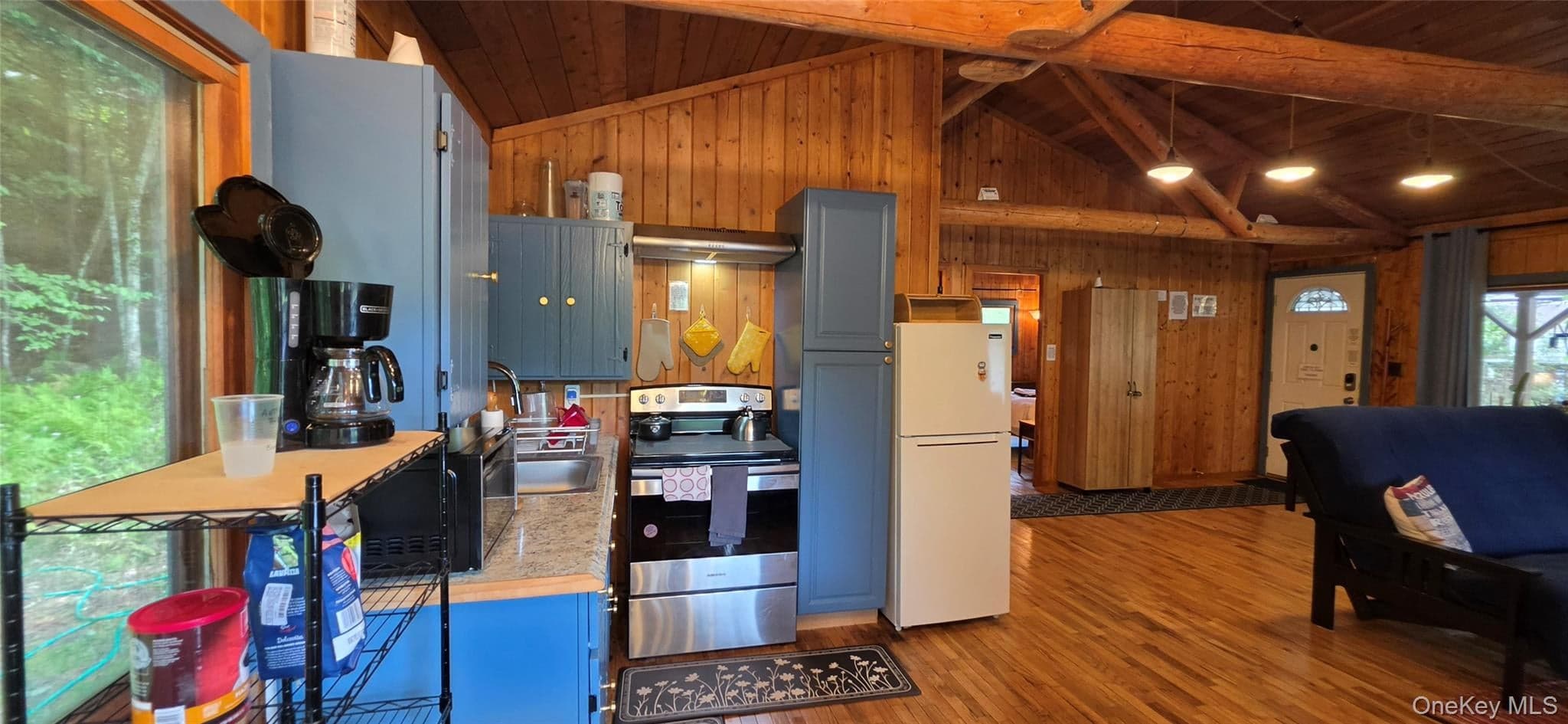 586 Lake Shore Lane thumbnail 9