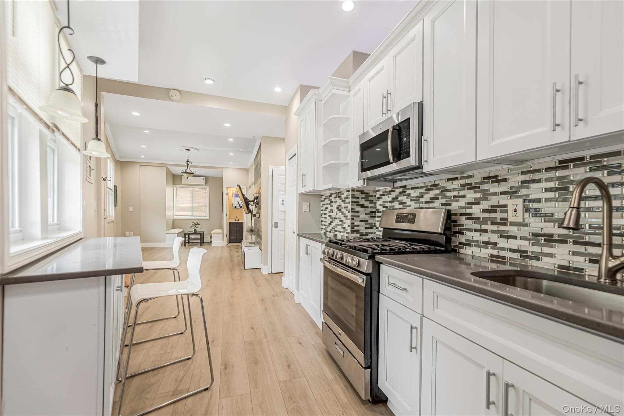 735 E 211th Street thumbnail 8