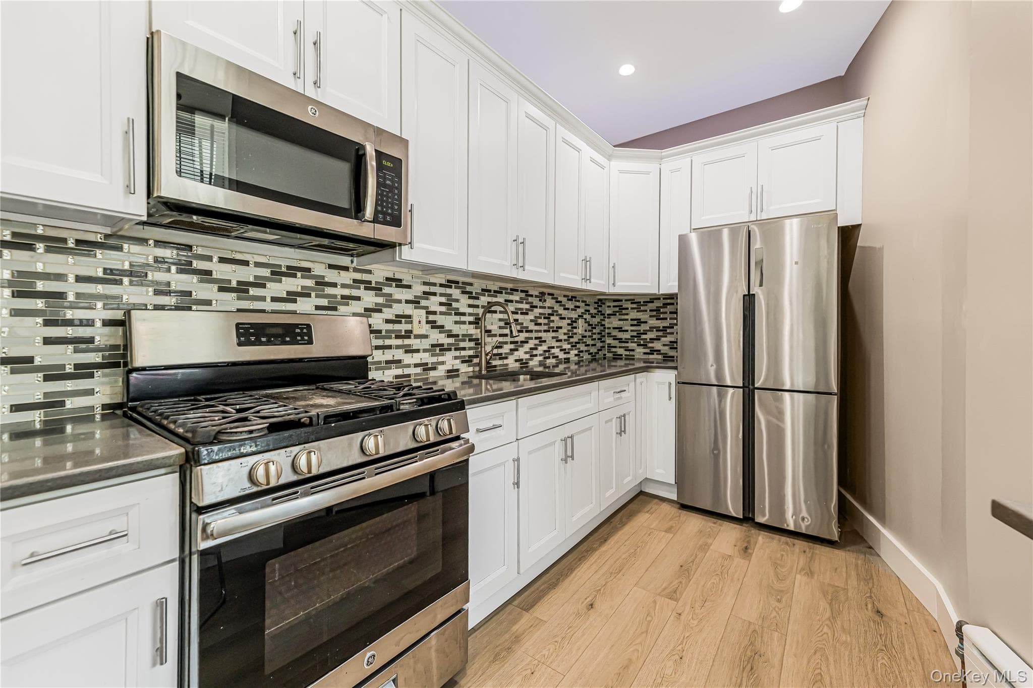 735 E 211th Street thumbnail 7