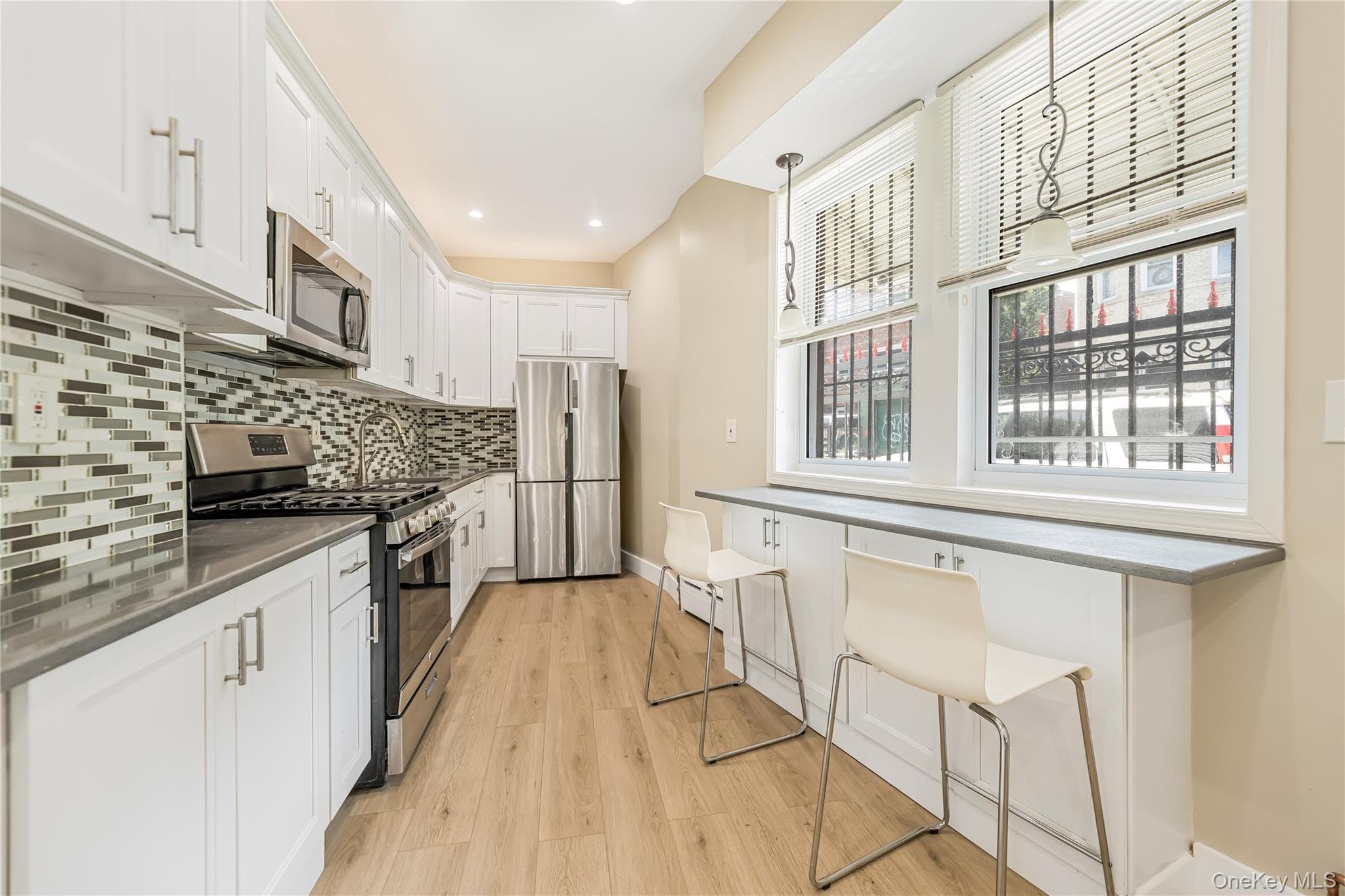 735 E 211th Street thumbnail 6