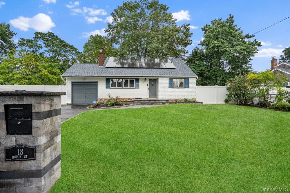 18 Huron Street, Port Jefferson Station