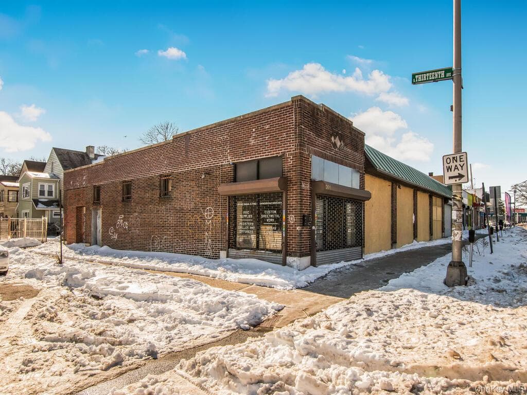 200 W 1st Street thumbnail 2