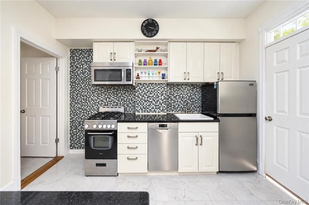 2454 E 18th Street thumbnail 10