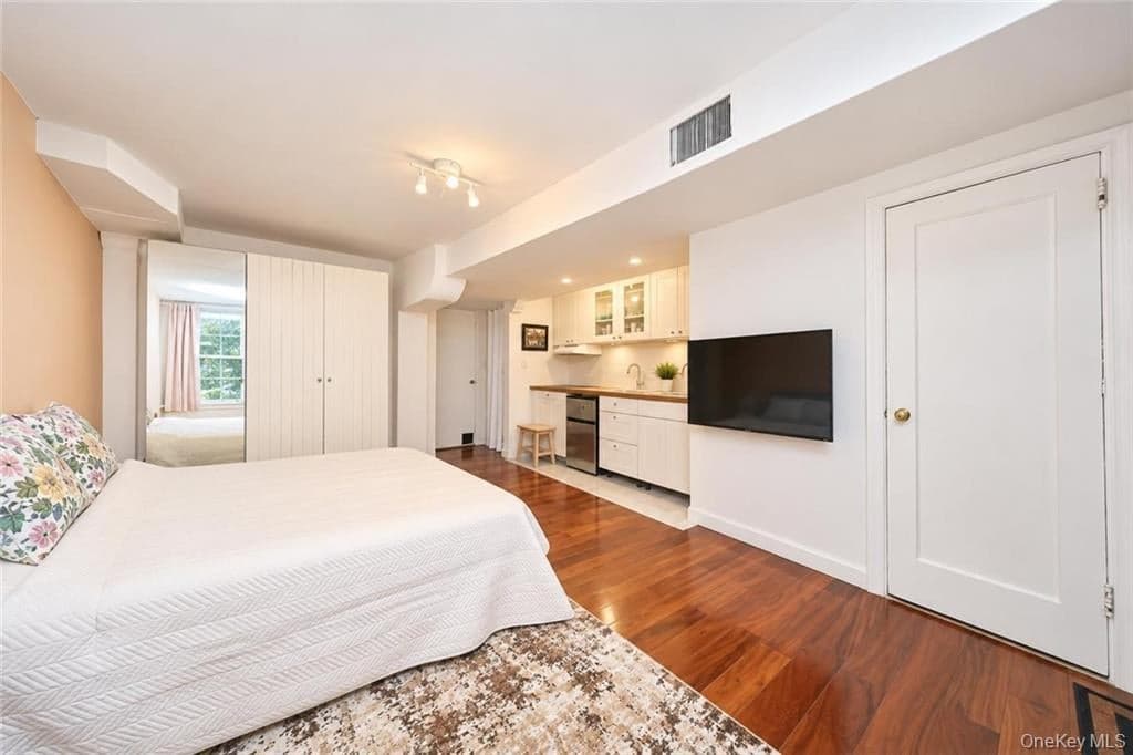 2454 E 18th Street thumbnail 16