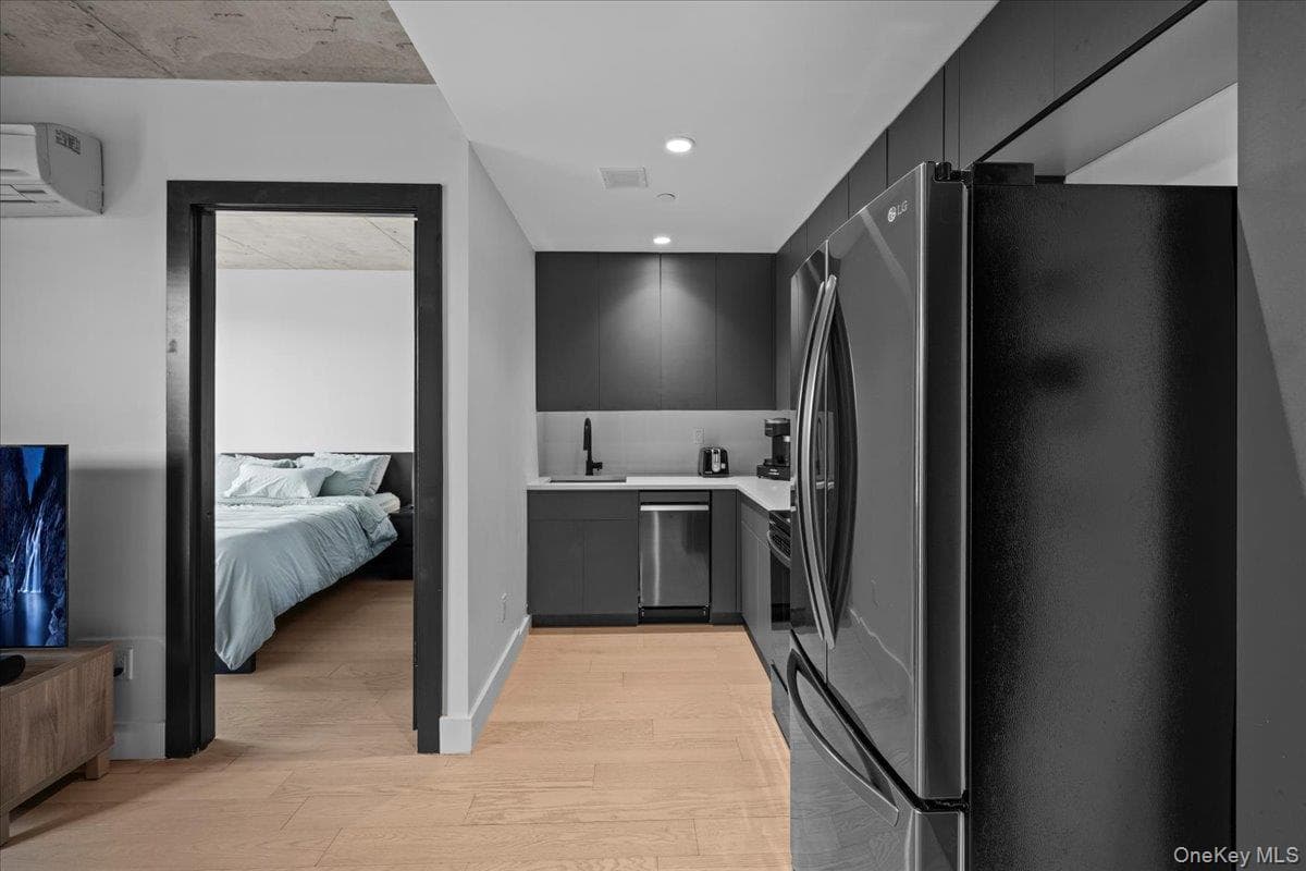 458 E 25th St St Unit: 305 thumbnail 3