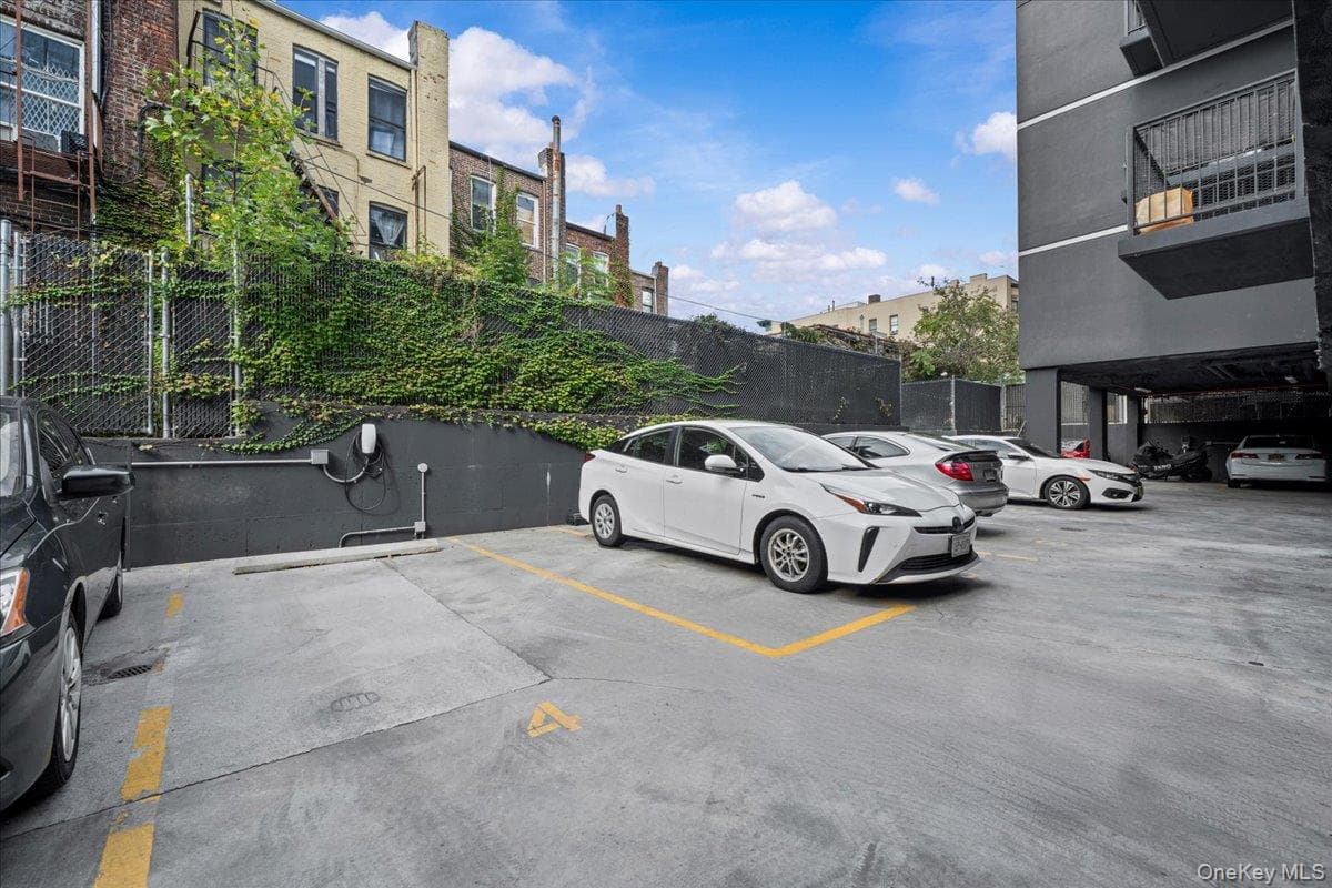 458 E 25th St St Unit: 305 thumbnail 13