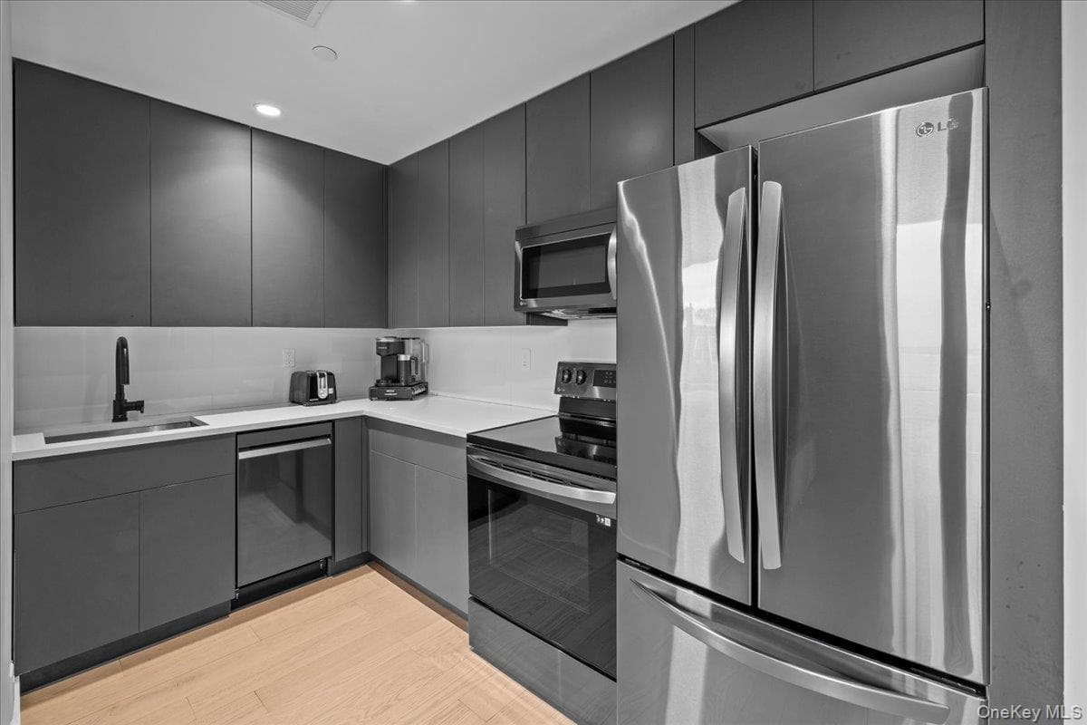 458 E 25th St St Unit: 305 thumbnail 5