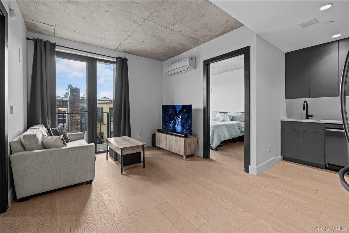 458 E 25th St St Unit: 305 thumbnail 2