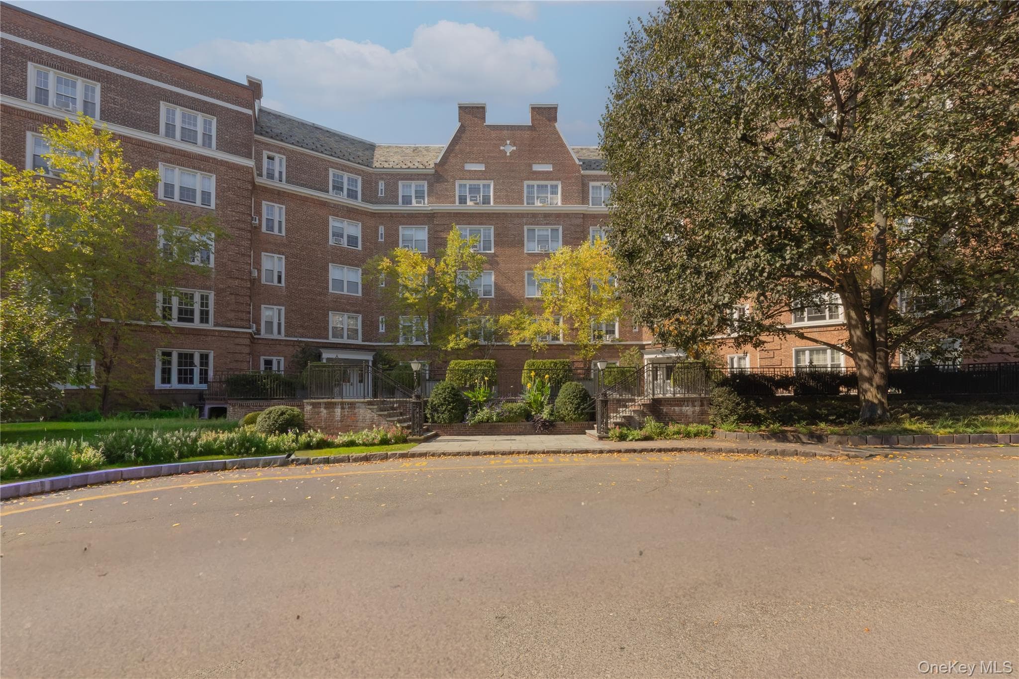 5 Midland Gardens Unit: 2L, Bronxville