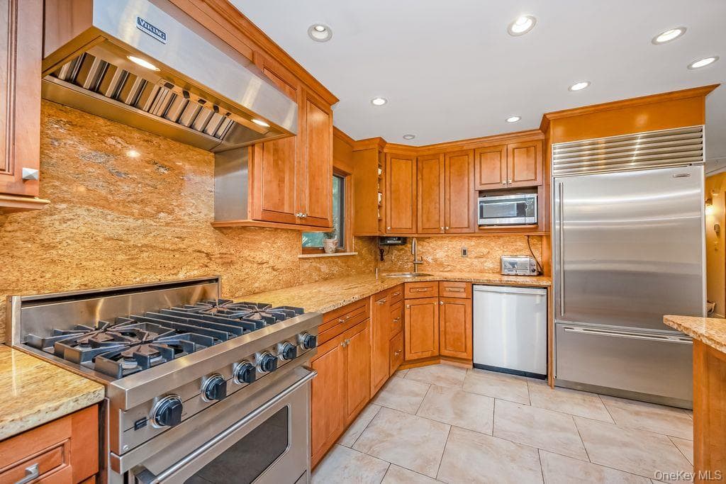 67 Cedar Place, Floral Park
