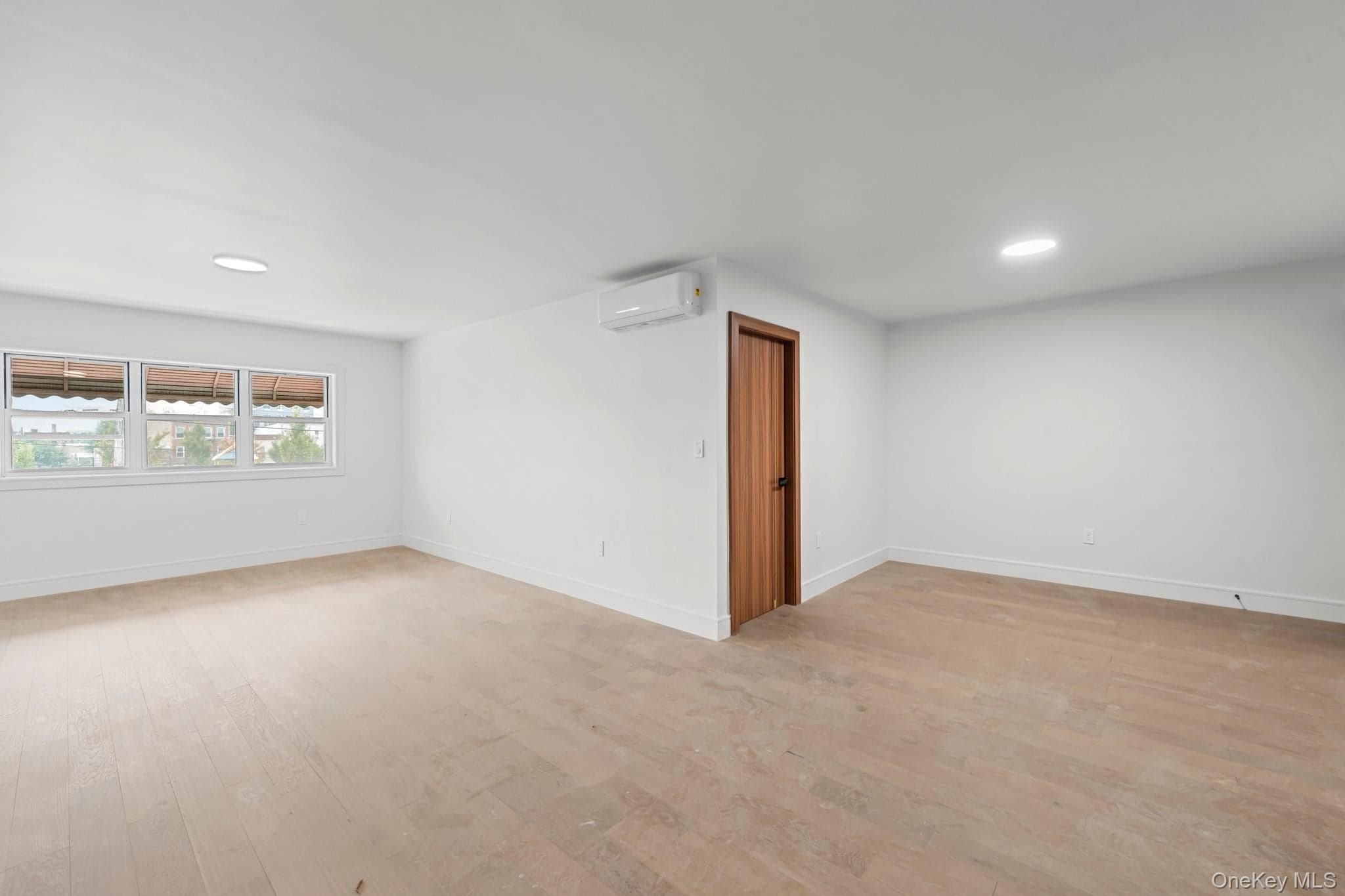 775 E 216th Street thumbnail 8