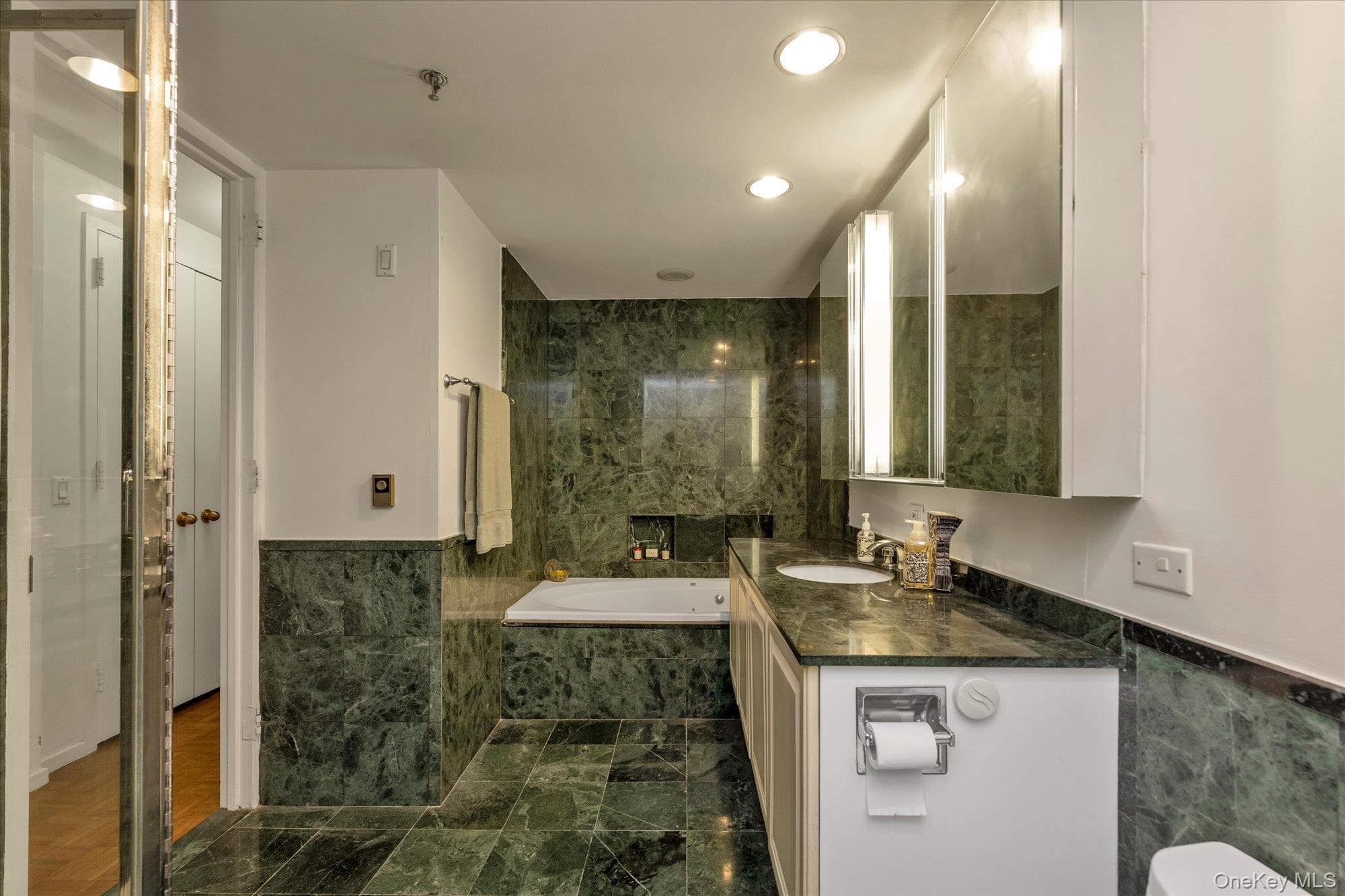100 Hilton Avenue Unit: M3 thumbnail 11