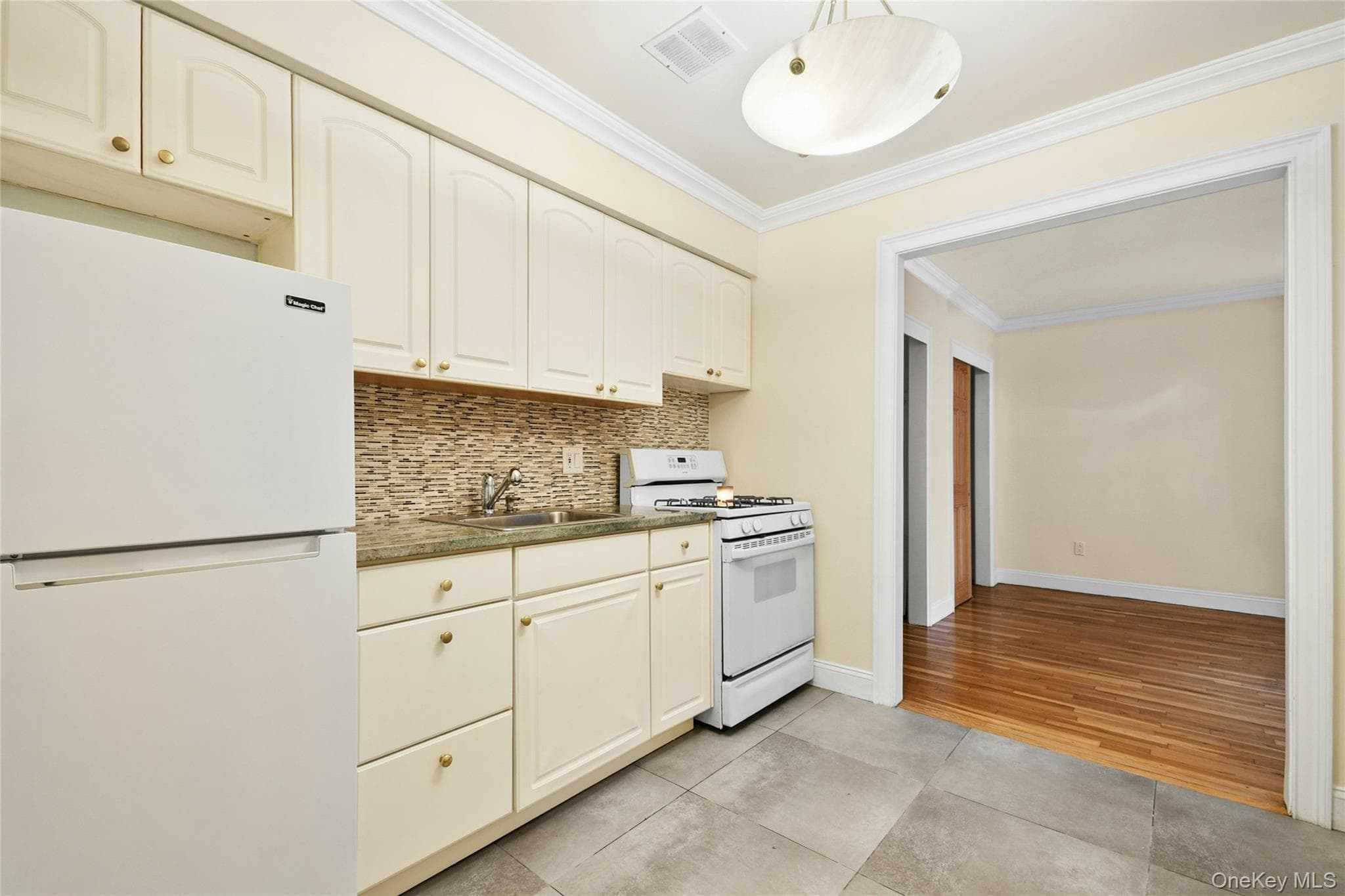 137 E 235th Street thumbnail 5