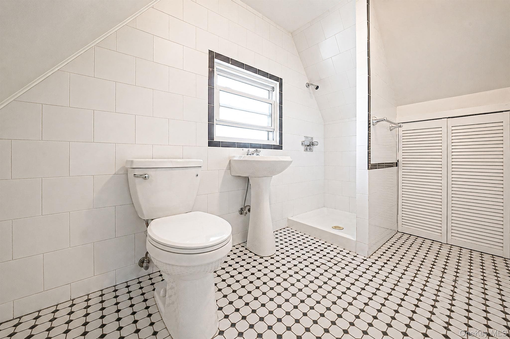 646 Clintonville Street thumbnail 21