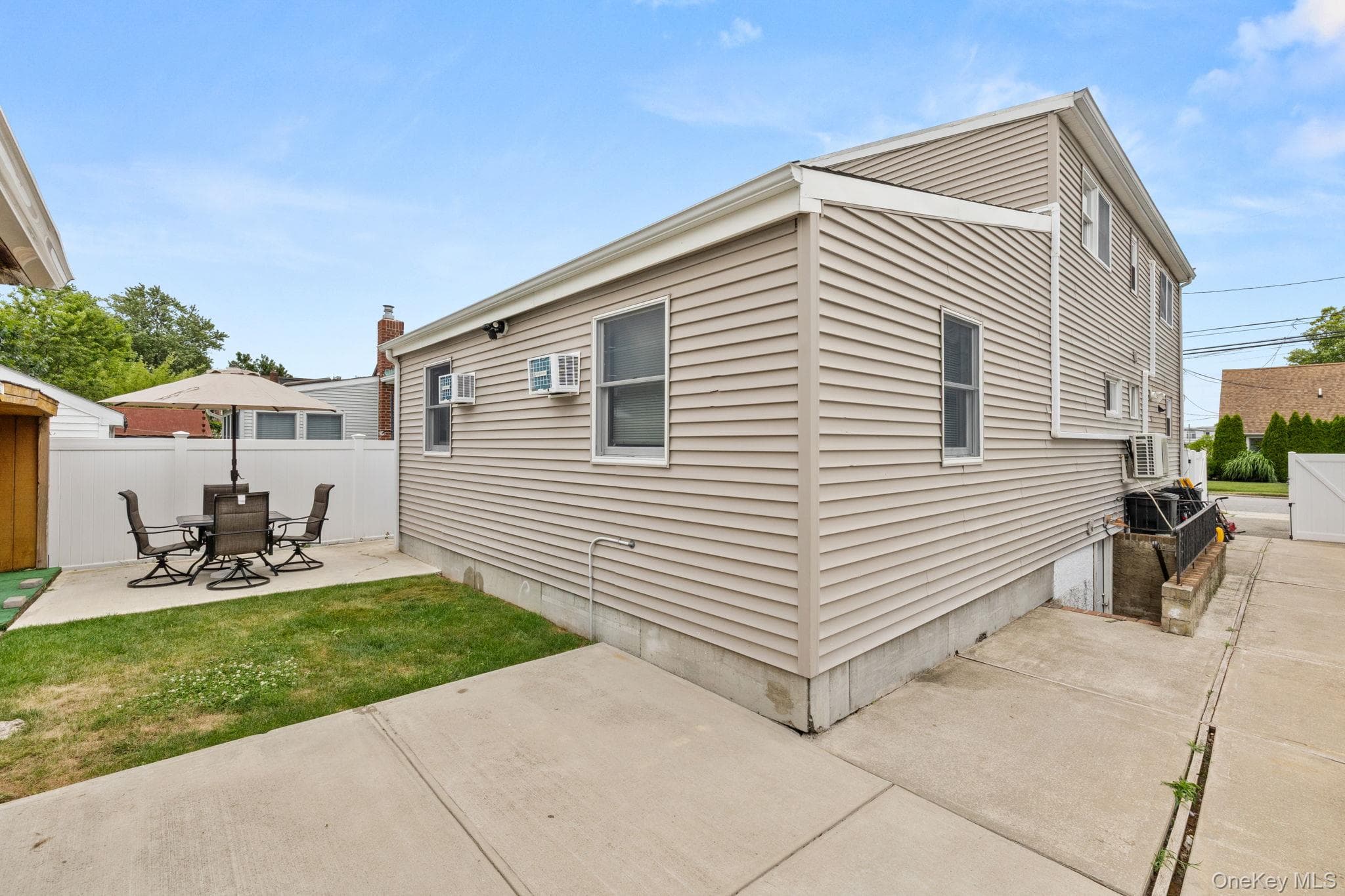 2383 Riverside Drive thumbnail 30