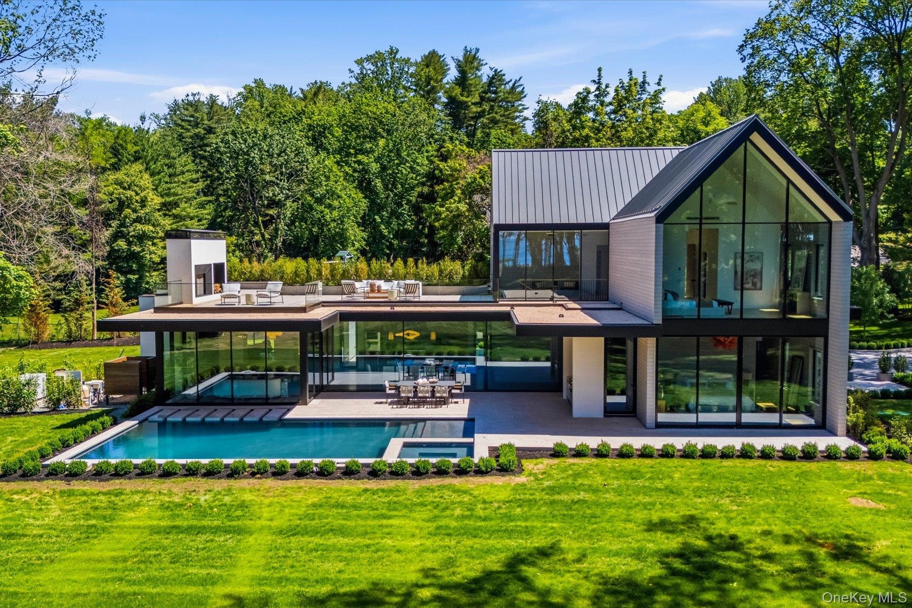 28 Watch Way Way, Lloyd Harbor