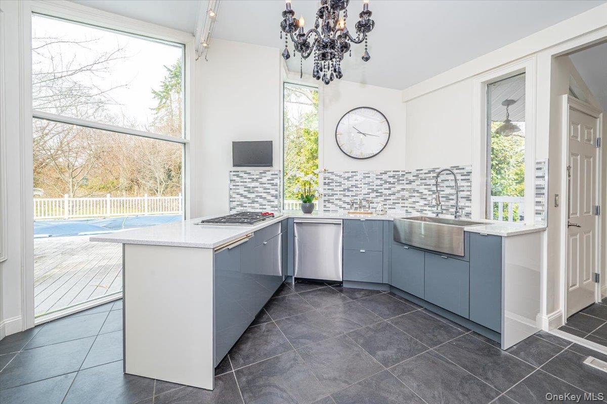 87 Soundview Drive thumbnail 15