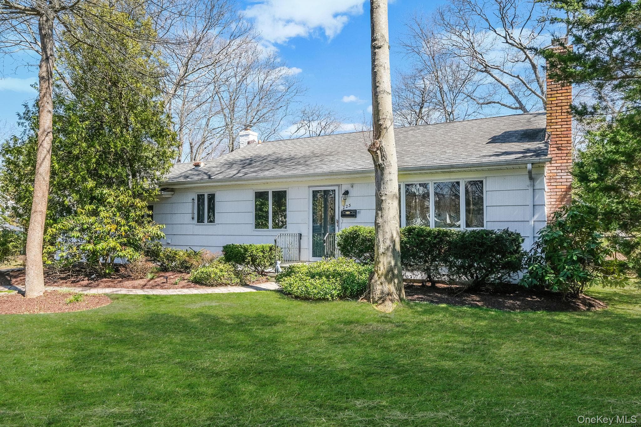 223 Connetquot Road thumbnail 4