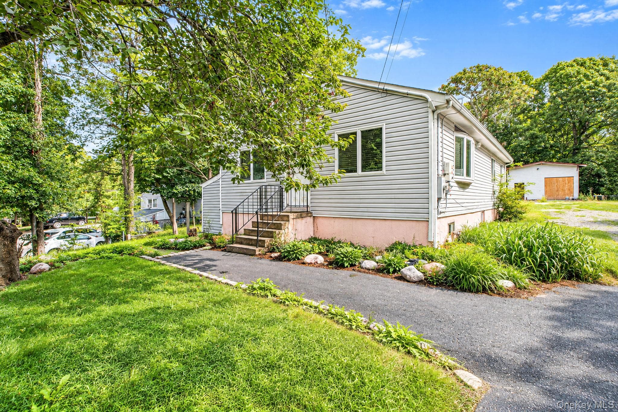 95 W Bartlett Road thumbnail 3