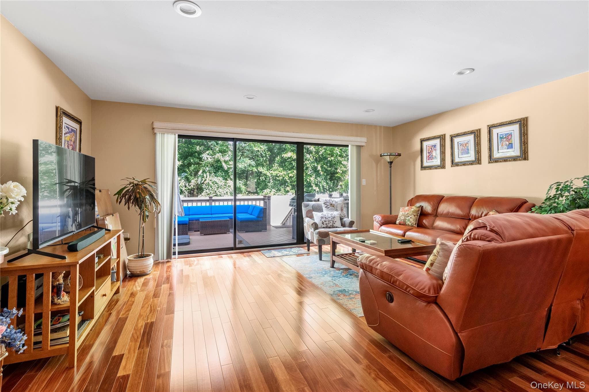 2189 Jerusalem Avenue thumbnail 4