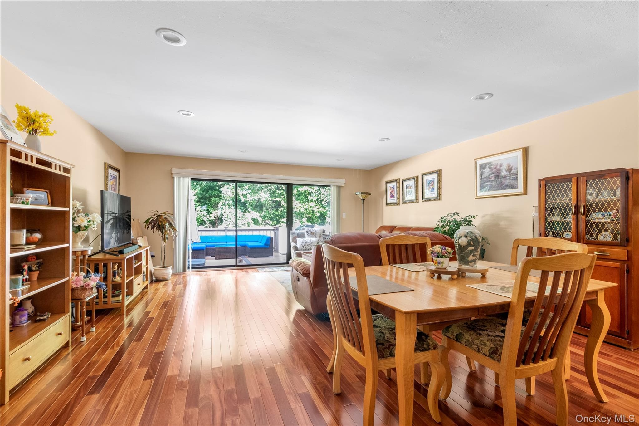 2189 Jerusalem Avenue thumbnail 5