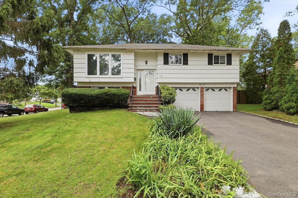 22 Cedar Street, Syosset