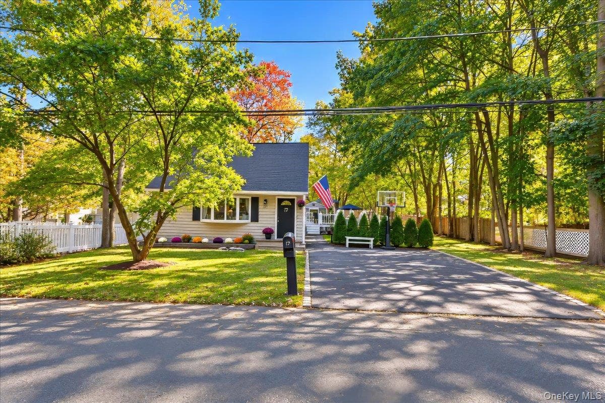 17 Lakelands Avenue thumbnail 3