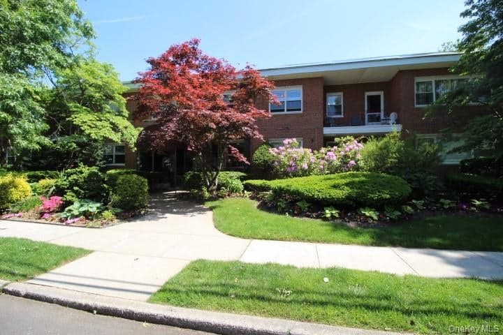 463 Summit Avenue Unit: 2-A, Cedarhurst