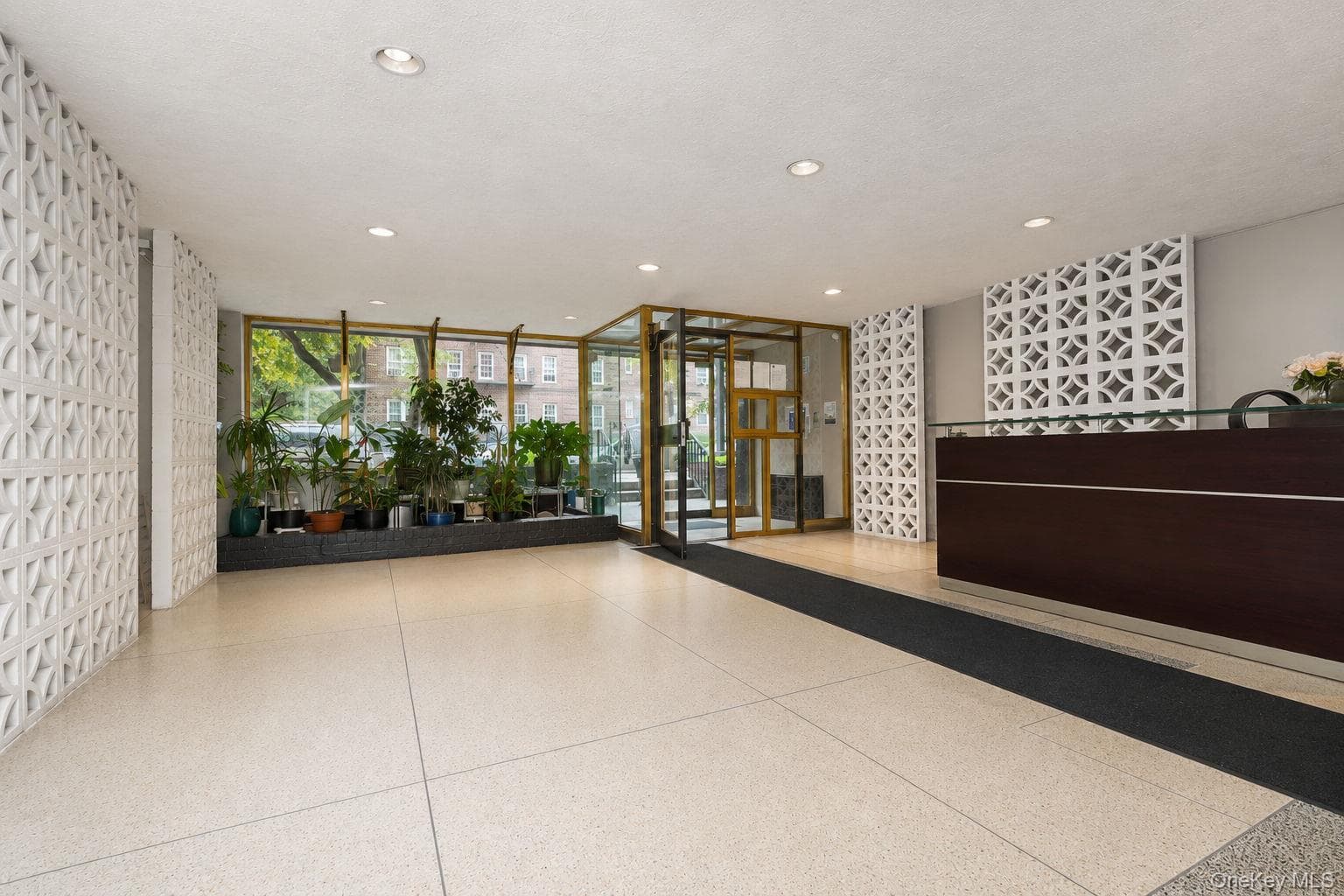 400 E 17th Street Unit: 304 thumbnail 5