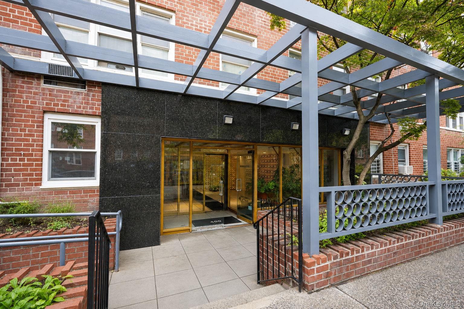400 E 17th Street Unit: 304 thumbnail 3