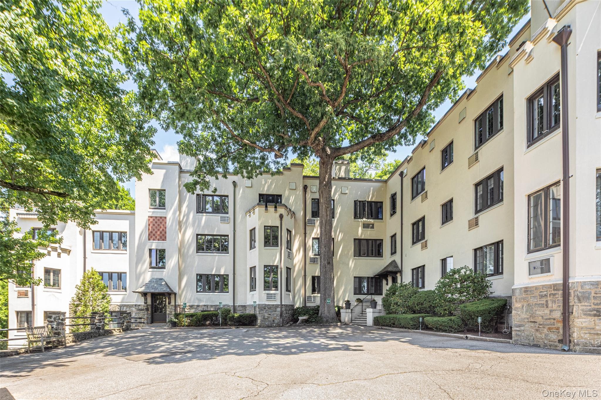 15 Beechtree LN Unit: 2C, Bronxville