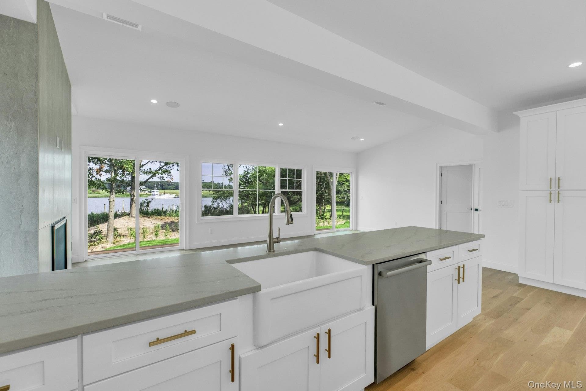 255 Peconic Bay Boulevard thumbnail 23