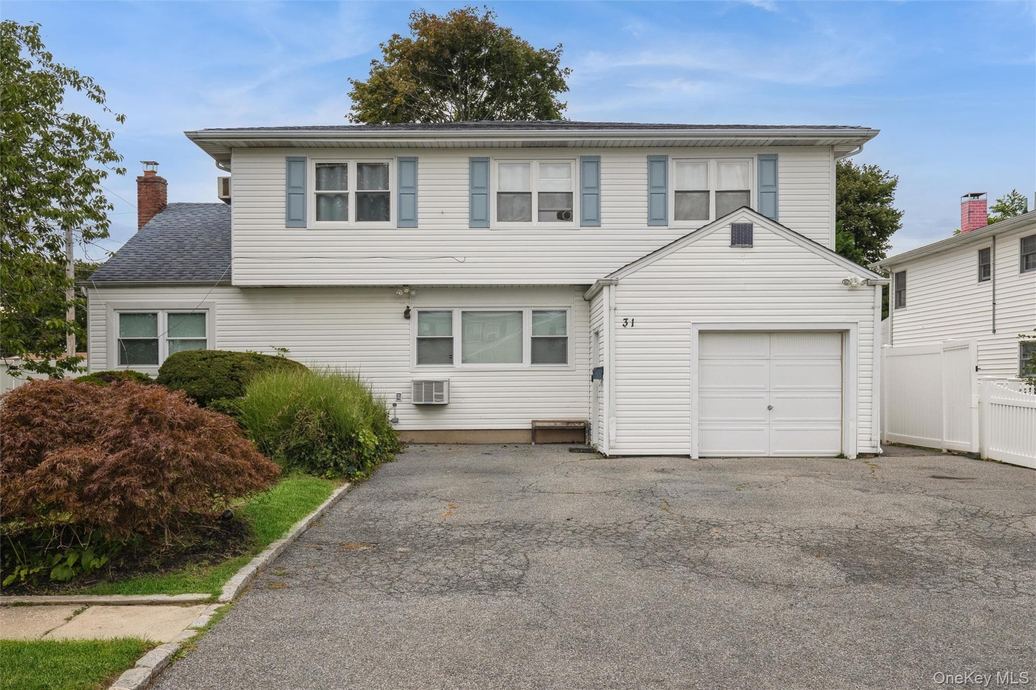 31 E June Street, Lindenhurst