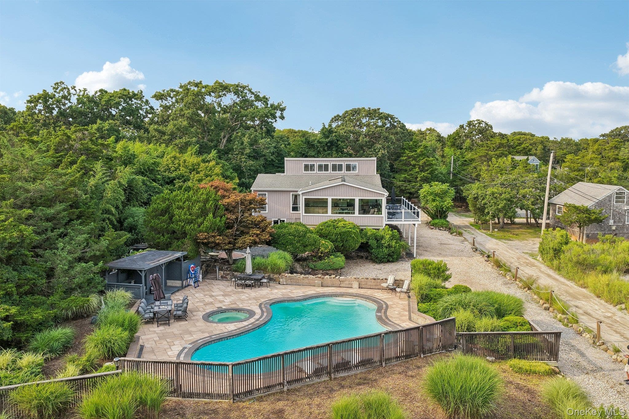 588 E. Long Beach Road, Nissequogue