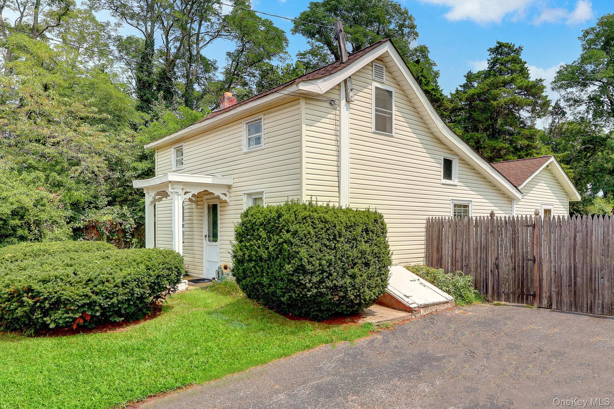 1315 Coates Avenue thumbnail 2