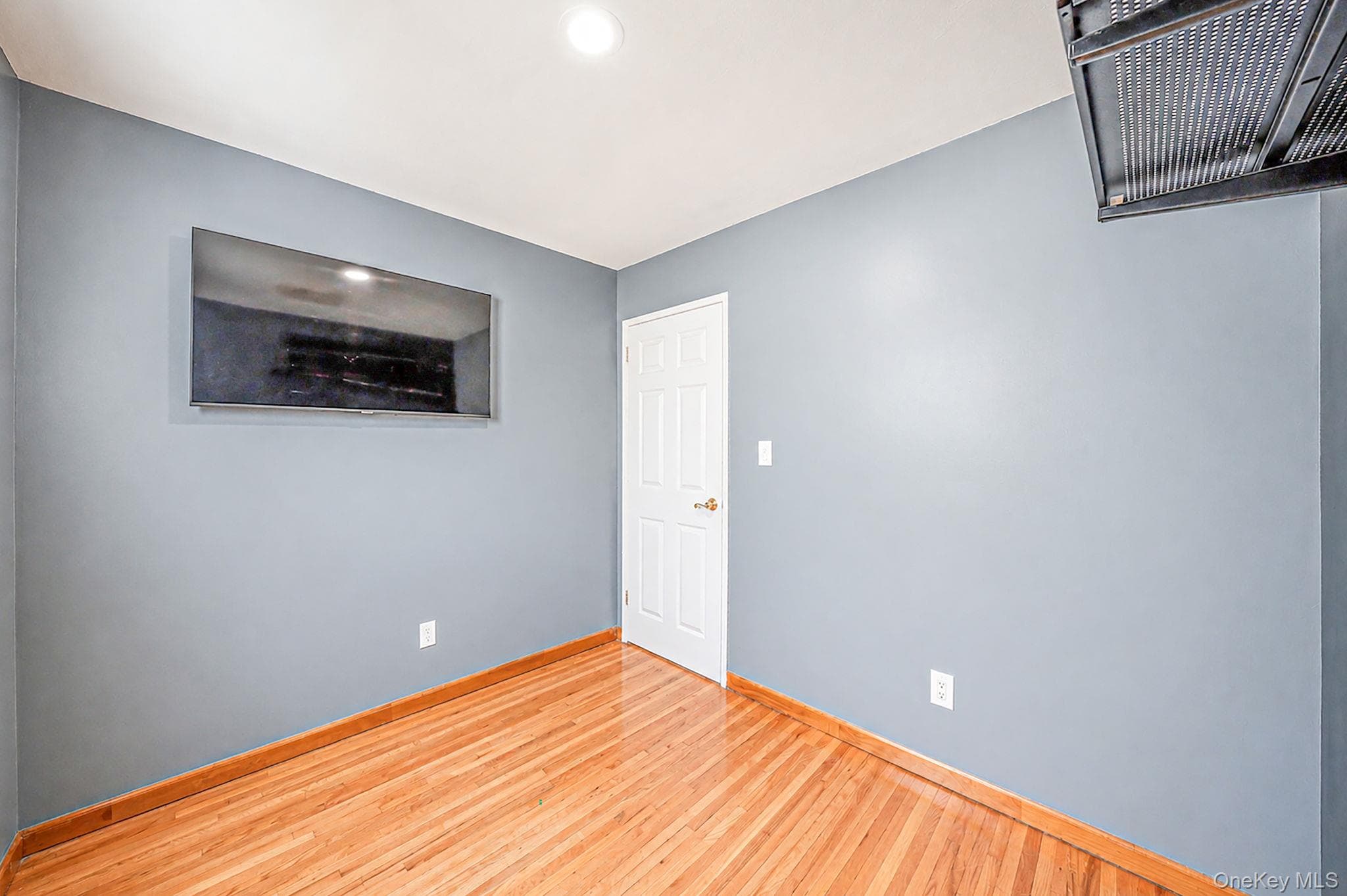 336 W 23rd Street thumbnail 15