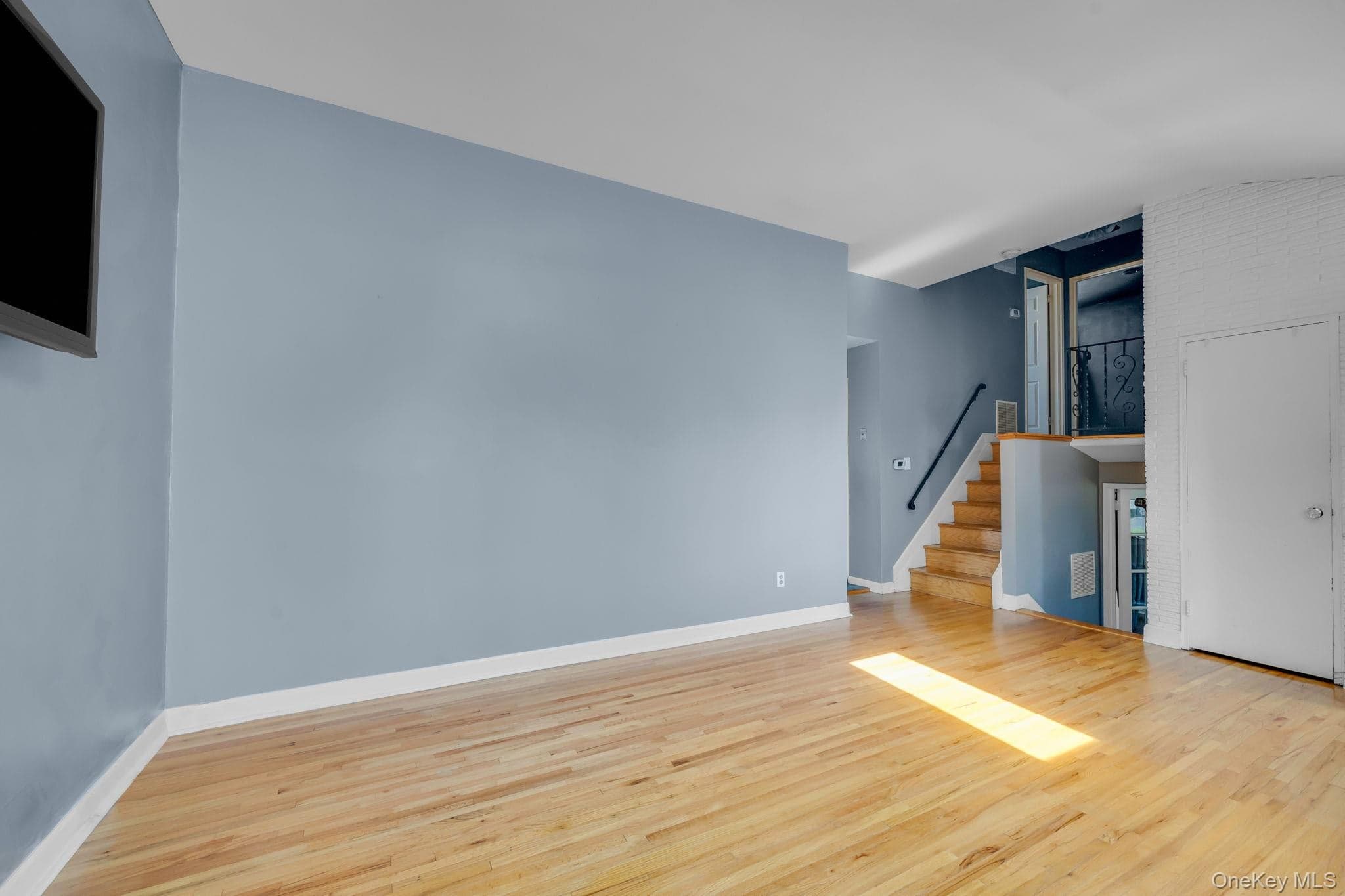 336 W 23rd Street thumbnail 4