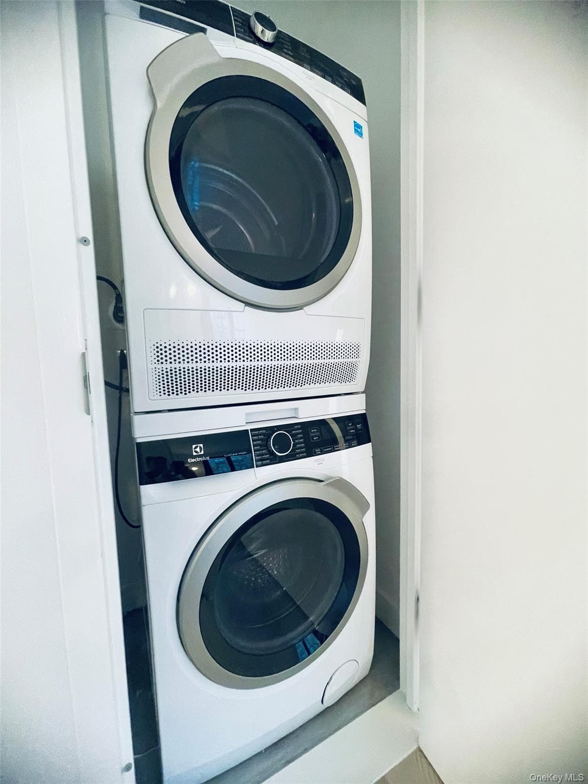 27-09 40th Avenue Unit: 3D thumbnail 12