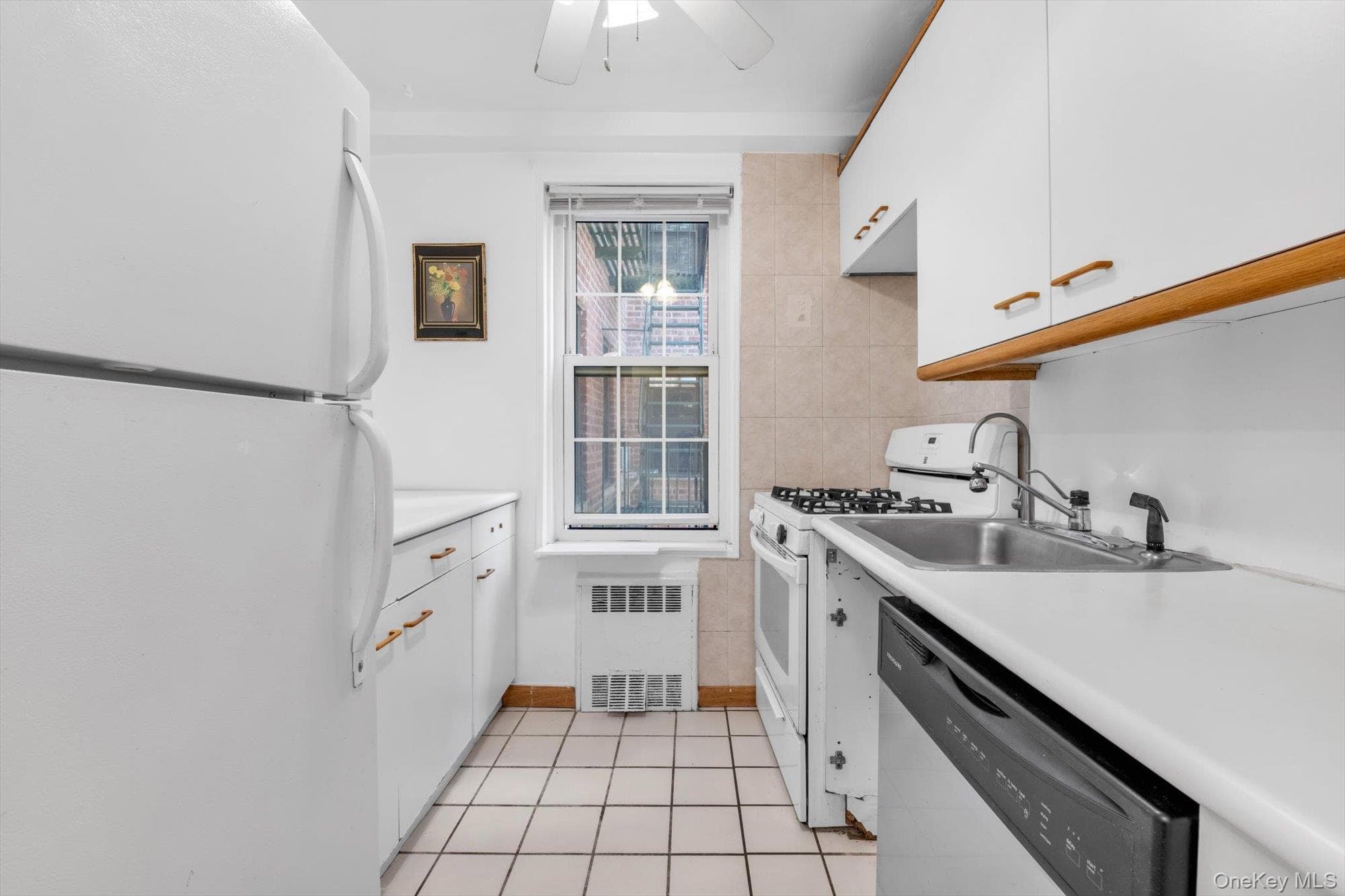 140-18 Burden Crescent Unit: 305 thumbnail 7