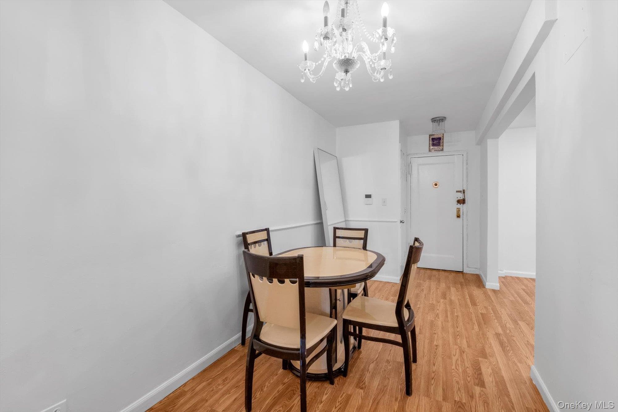 140-18 Burden Crescent Unit: 305 thumbnail 6