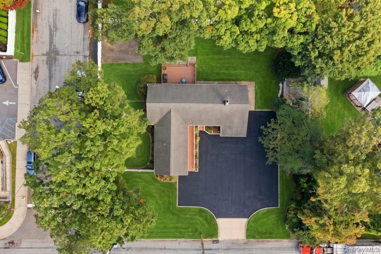 2131 Deer Park Avenue thumbnail 5