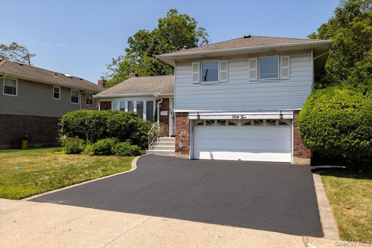 52 Blanche ST, Plainview