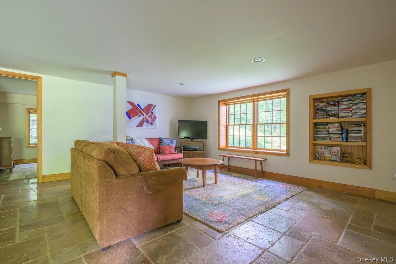 219 Roche Drive thumbnail 23