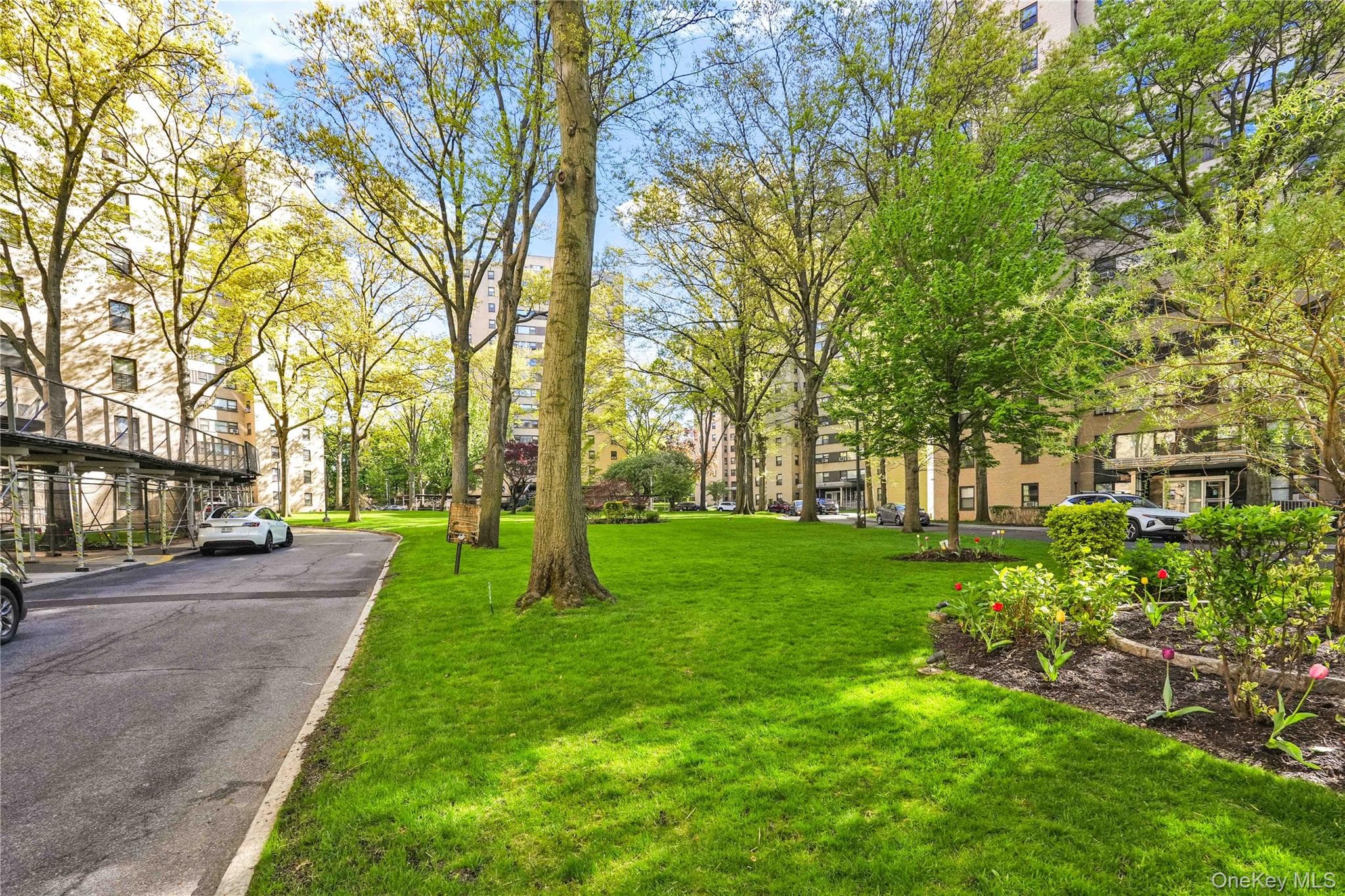 3 Fordham Hill Oval Unit: 1F thumbnail 2