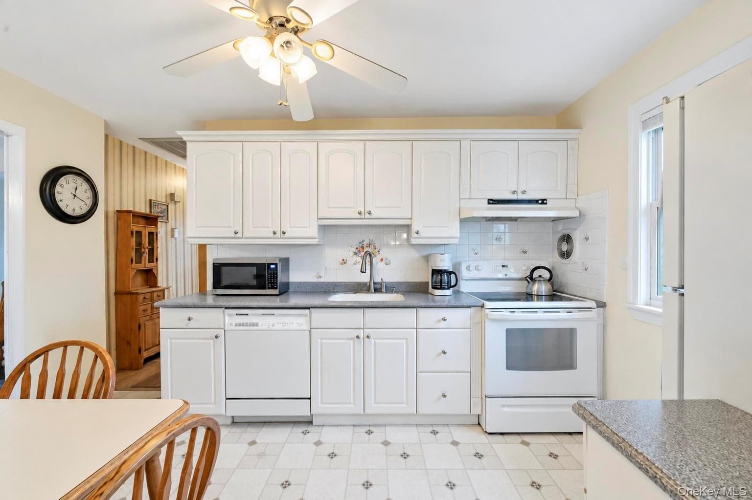 355 W Islip Boulevard thumbnail 24