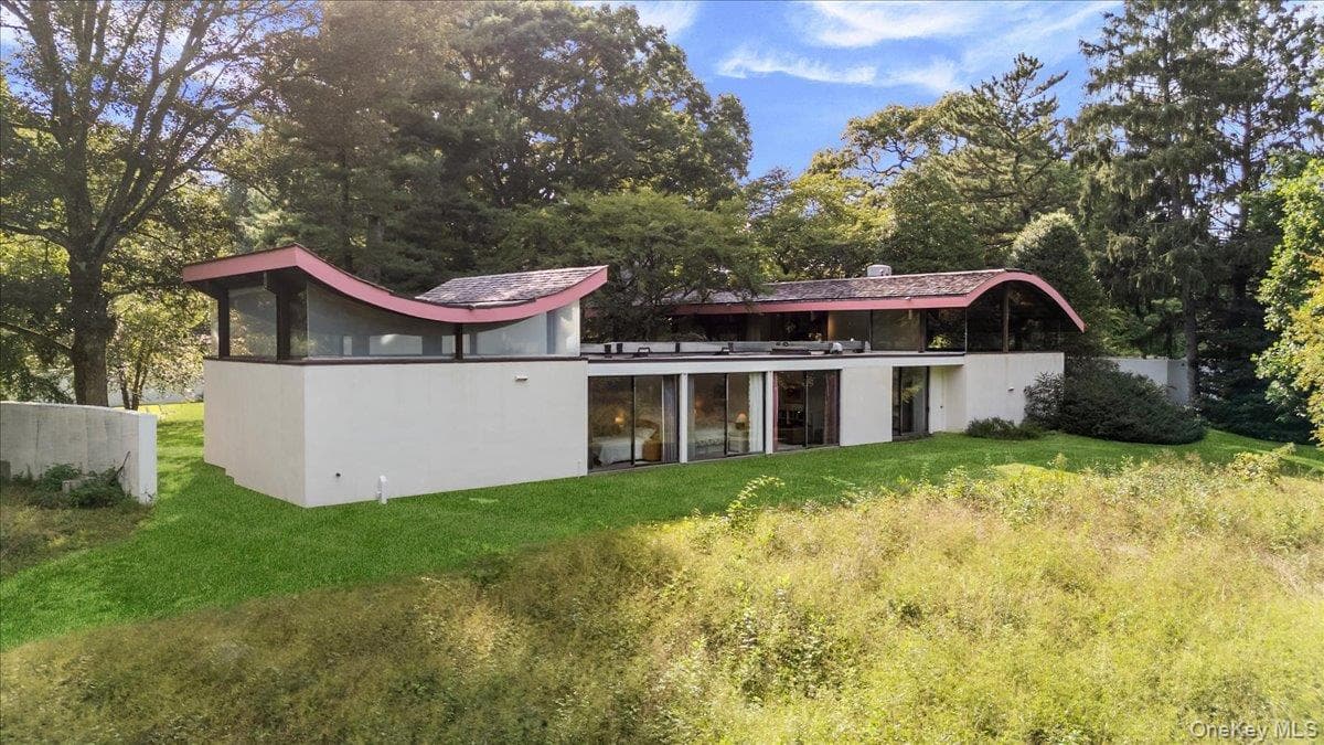 347 Duck Pond Road photo 1