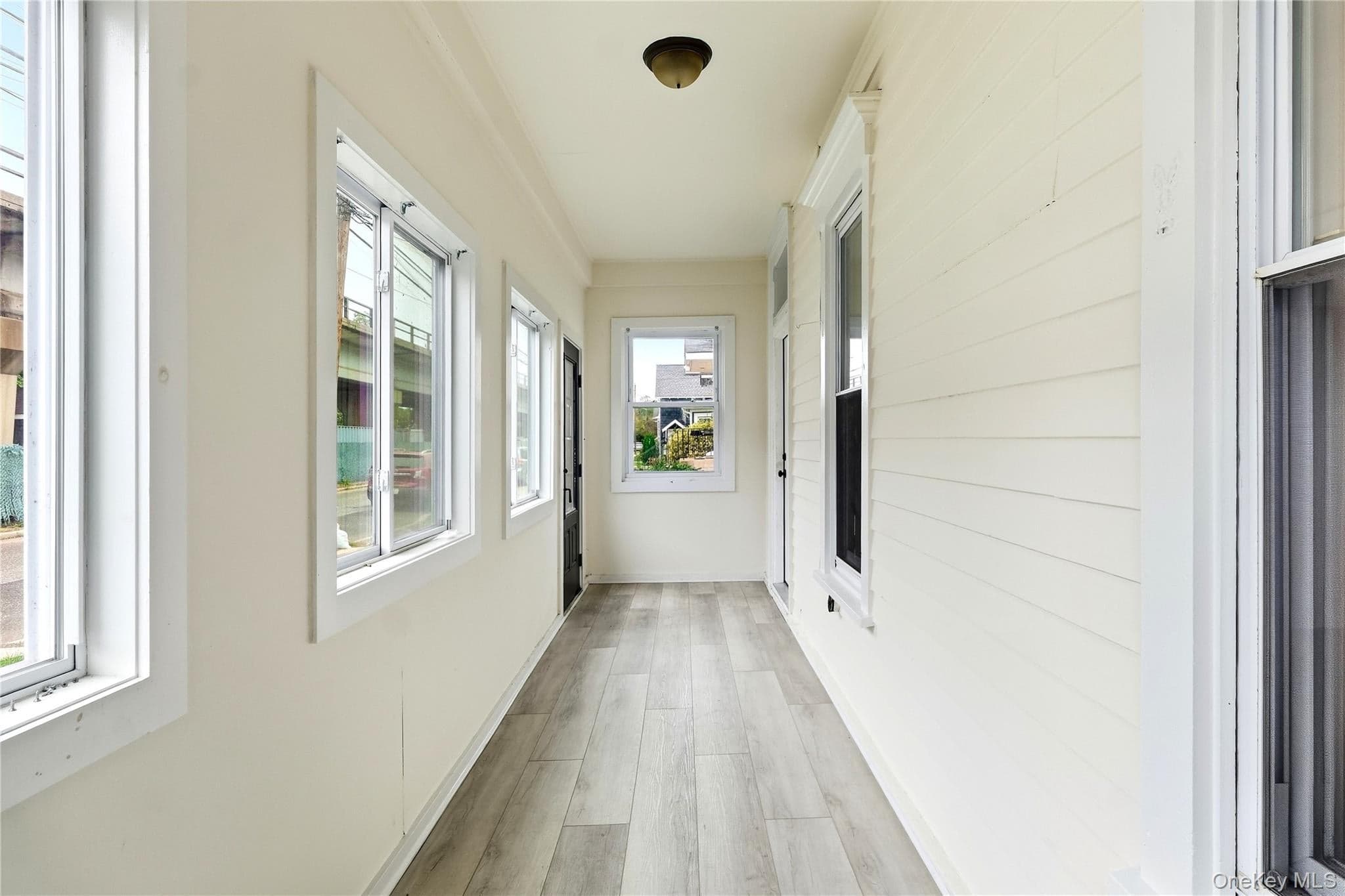 19 Railroad Avenue thumbnail 6
