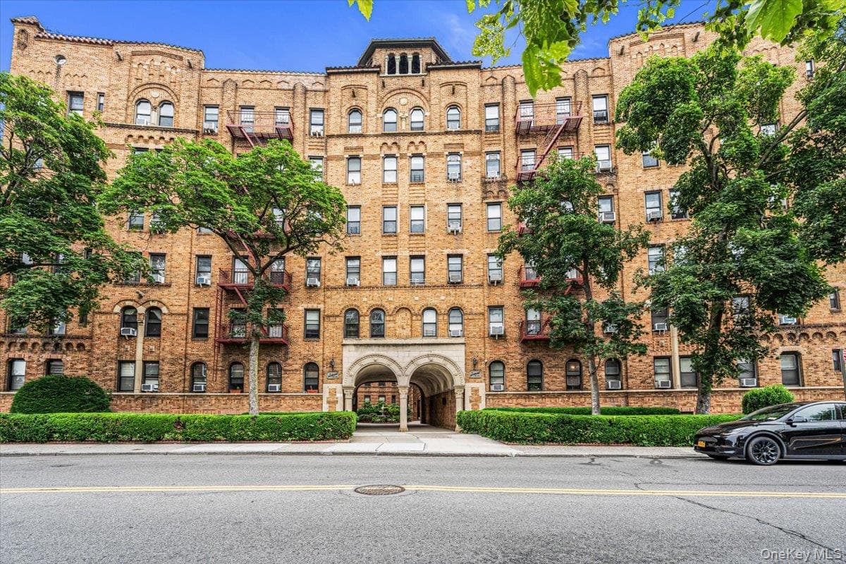 8344 Lefferts Boulevard Unit: 3D, Kew Gardens