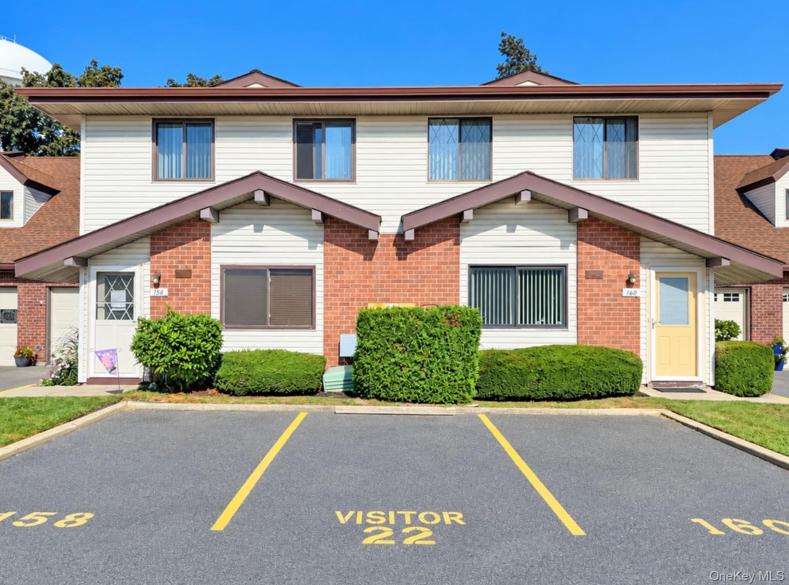 160 Cambridge Drive, Copiague