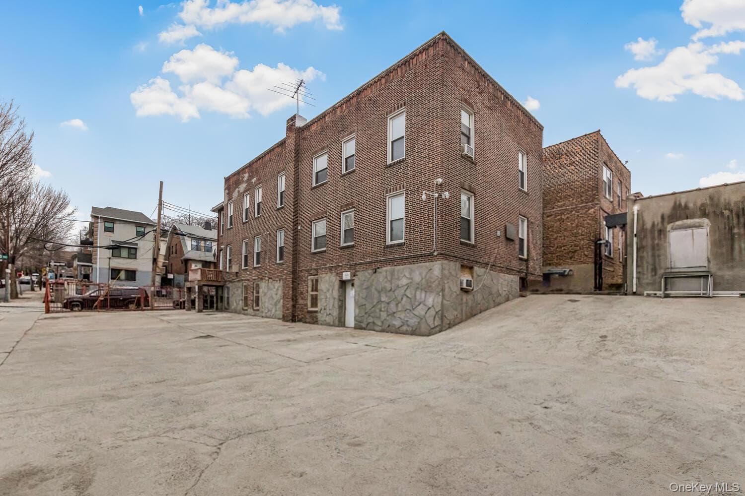 210 W 179th Street thumbnail 3